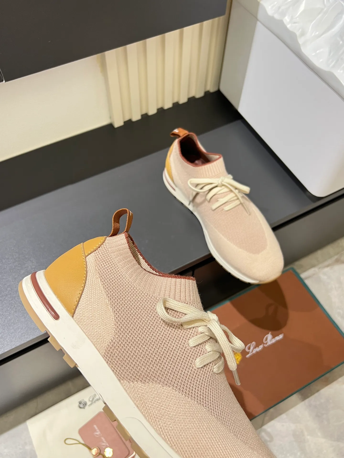 Men's Men's Shoes 💰p380 Loro Men's Shoes 💰piana/Noyo Piana 360 L Men's Shoes 💰p Flexy Walk Men's Sports Shoes These sports shoes are made of knitted wool uppers, and the heel is wrapped in smooth calf leather. Merino sheep are selected from Australia and New Zealand. The upper is machine-woven like a sweater, and then equipped with a white rubber outsole and a Kummel-colored sole. It is both beautiful and non-slip. The fabric is 100% cashmere and the insole is calf leather. It is super comfortable on the feet! Comes with full original packaging! Multiple colors available! Size: 38-44 (45 customized)